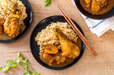 Şehriye ile tavuk Massaman köri hamur