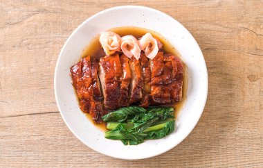 Kızarmış ördek masada.