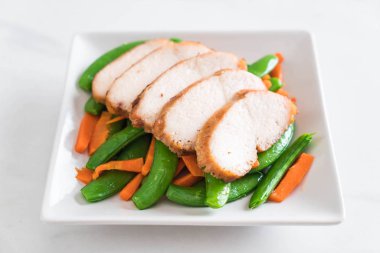 Yeşil bezelye ve havuç ile ızgara tavuk