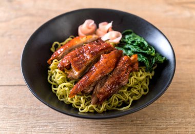 sebze erişte ile kızarmış ördek