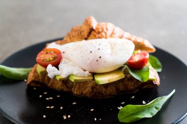 Yumurta Benedict avokado, domates ve salata ile 