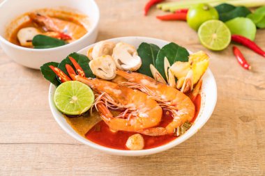 Tom Yum Goong baharatlı ekşi çorbası