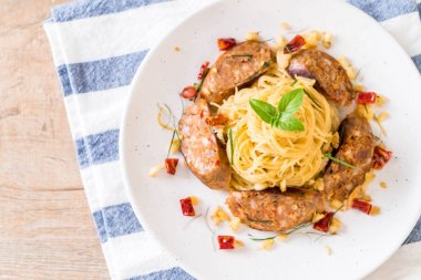 Sai Aua (Notrhern Tay baharatlı sucuk ile tavada kızartılmış spagetti)