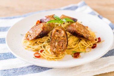 Sai Aua (Notrhern Tay baharatlı sucuk ile tavada kızartılmış spagetti)