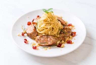 Sai Aua (Notrhern Tay baharatlı sucuk ile tavada kızartılmış spagetti)