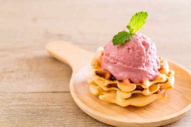 Çilekli dondurma waffle ile