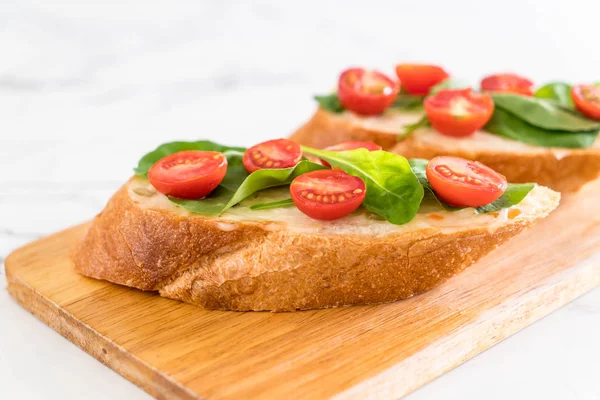 Pâine cu rachetă și roșii — Fotografie, imagine de stoc