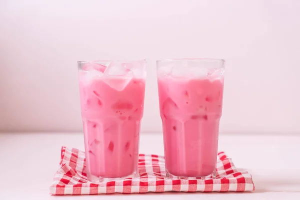 Rosafarbener Erdbeer-Milchshake — Stockfoto