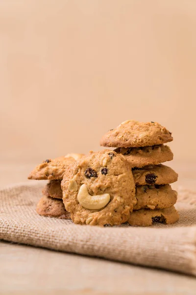 cookies with raisin and cashew nuts