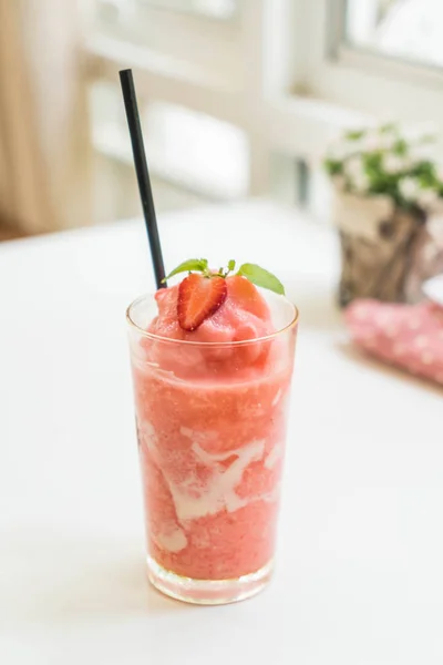 Batidos de yogur de fresa —  Fotos de Stock