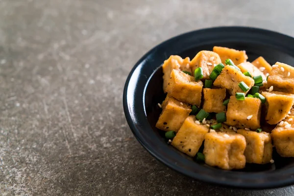 Tofu frito em uma tigela com gergelim — Fotografia de Stock