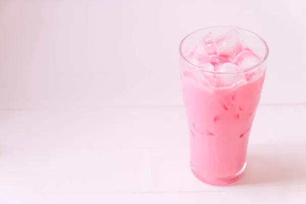 Roze aardbei milkshake — Stockfoto