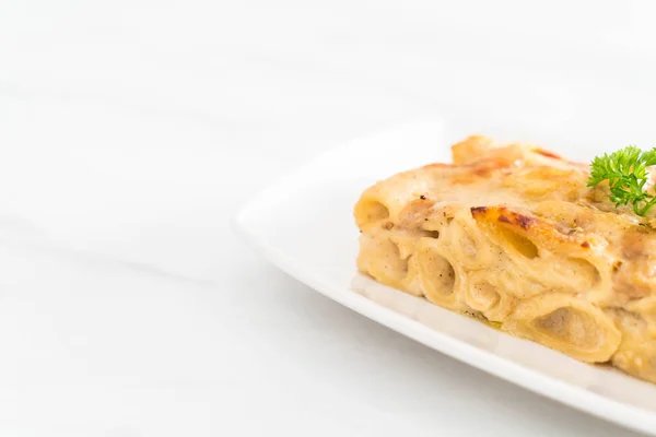 Gebackene Penne-Nudeln mit Käse und Schinken — Stockfoto