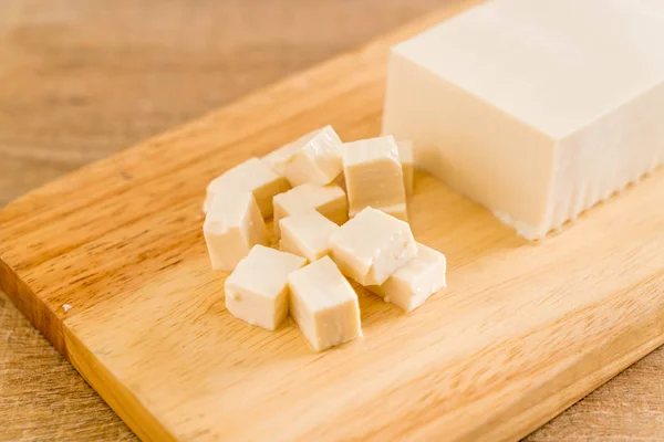 Tofu sobre tabla de madera — Foto de Stock