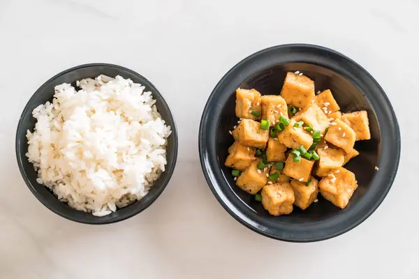 Tofu frit dans un bol au sésame — Photo