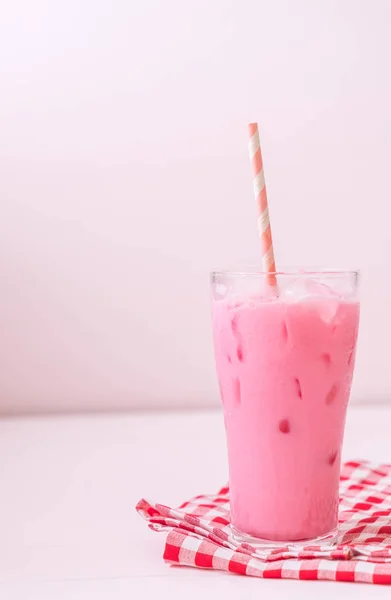 Batido de morango rosa — Fotografia de Stock