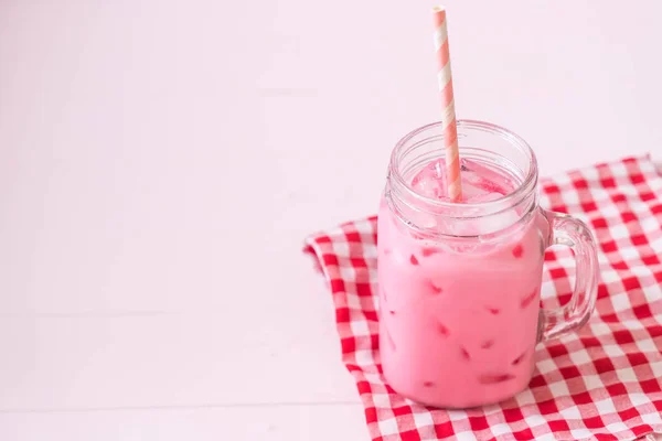 ピンクいちごのミルクセーキ — ストック写真