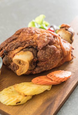 Gevrek domuz knuckle veya Alman domuz Hocks