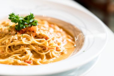 Yengeç soslu spagetti