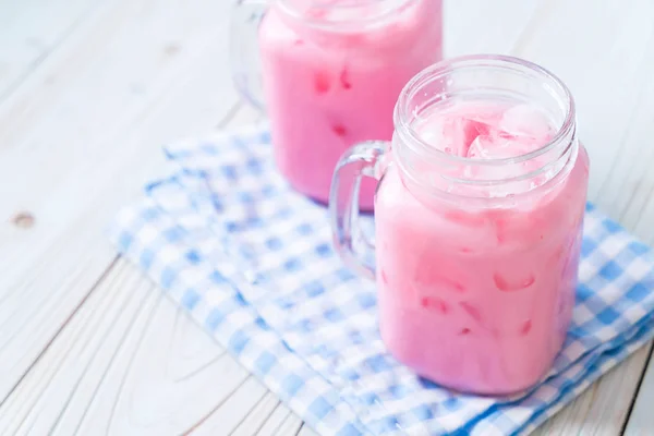 Batido de morango rosa — Fotografia de Stock