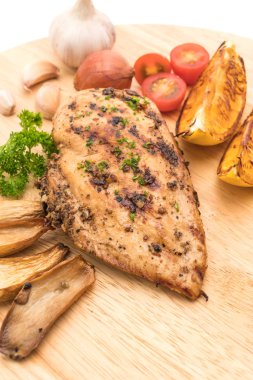 Ahşap tahta üzerinde sebzeli ızgara tavuk biftek 
