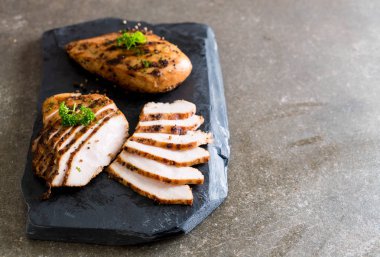 Izgara tavuk filetosu. 