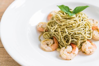 makarna spagetti pesto yeşil ve karides