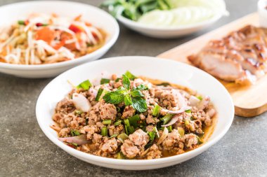 Baharatlı Kıyma domuz (Larb - geleneksel Tayland gıda)