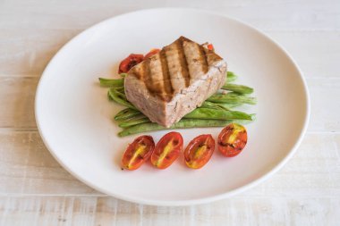 Tuna biftek salatası ile