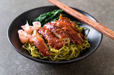 sebze erişte ile kızarmış ördek