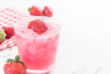 taze çilek smoothie 