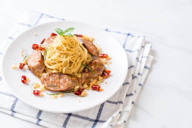 Sai Aua (Notrhern Tay baharatlı sucuk ile tavada kızartılmış spagetti)