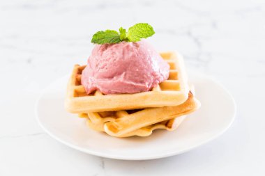 Çilekli dondurma waffle ile