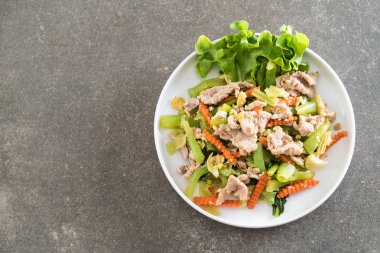 Tavada kızartılmış Shanghai Noodle domuz eti ile