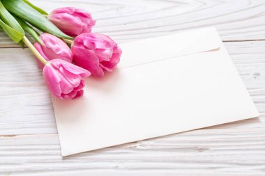 ahşap arka plan üzerinde Pembe Lale çiçek