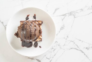 Çikolatalı dondurma ile çikolatalı kek