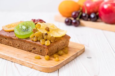 Ahşap üzerine meyveli kek