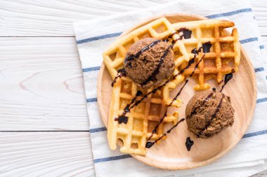 Çikolatalı dondurma waffle ile