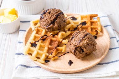 Çikolatalı dondurma waffle ile