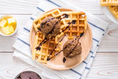 Çikolatalı dondurma waffle ile