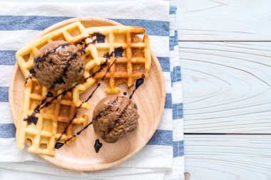 Çikolatalı dondurma waffle ile