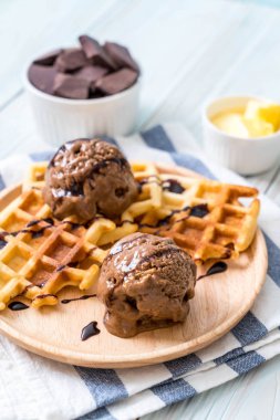 Çikolatalı dondurma waffle ile