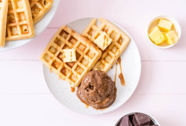 Çikolatalı dondurma waffle ile