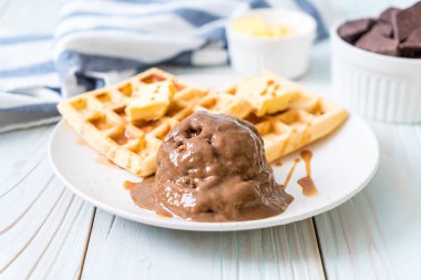 Çikolatalı dondurma waffle ile