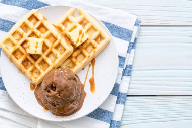 Çikolatalı dondurma waffle ile