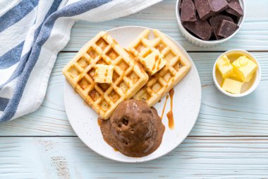 Çikolatalı dondurma waffle ile
