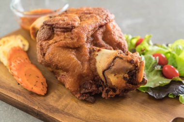 Gevrek domuz knuckle veya Alman domuz Hocks