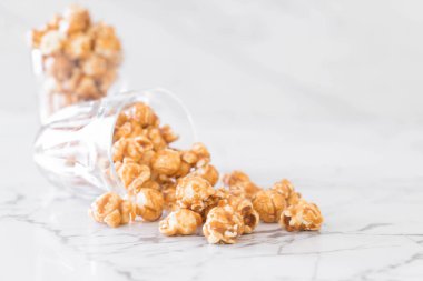 Patlamış Mısır ile karamel