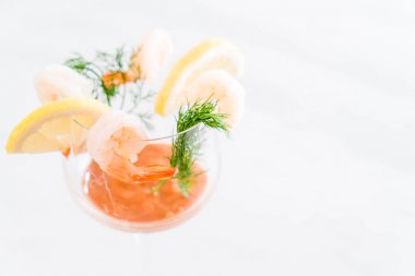 Karides kokteyl sosu ile