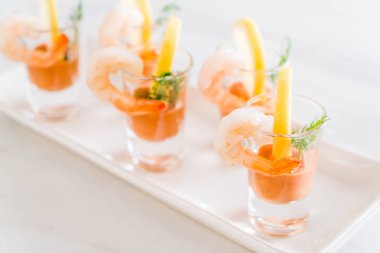 Karides kokteyl sosu ile